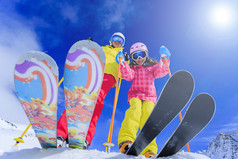 滑雪、 滑雪、 太阳和冬天的乐趣 — — 享受滑雪度假的滑雪者