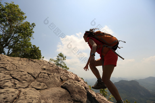 亚洲女人的徒步旅行者