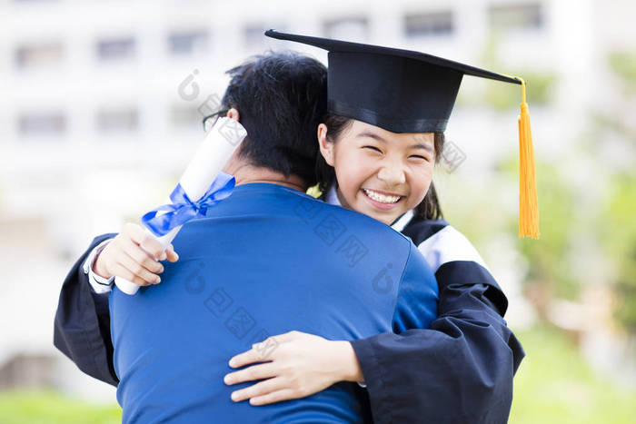 女学生和家人拥抱庆祝毕业