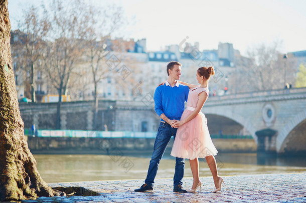浪漫的<strong>情侣</strong>，在巴黎塞纳河堤