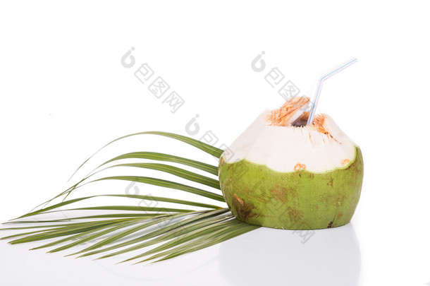 清新绿色有机<strong>椰子</strong>果汁在白色背景上