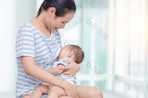 <strong>女</strong>人母乳喂养她的孩子 