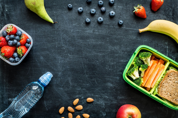学校午餐盒<strong>与</strong>三明治、 蔬菜、 水和水果