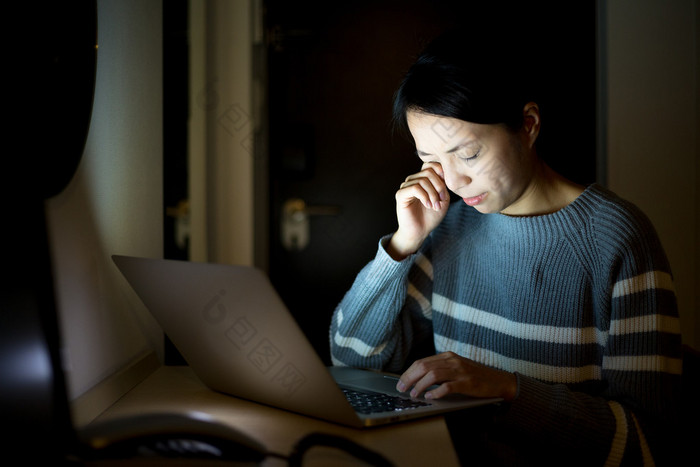 女人用笔记本感觉眼睛很累