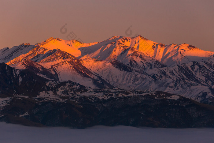 在山上夕阳的光线日照金山