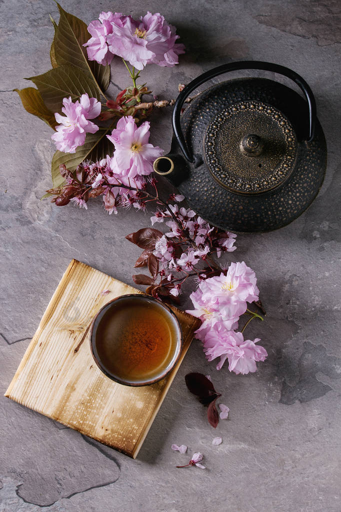 茶壶和杯茶与花科