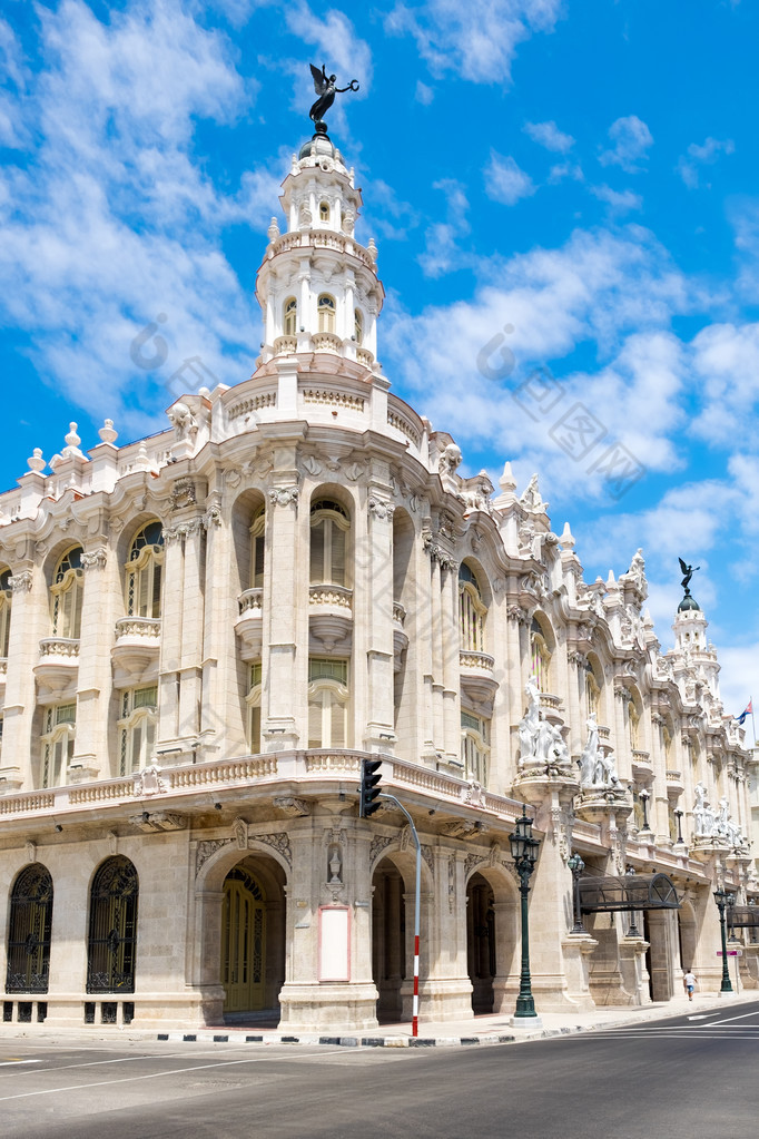 哈瓦那大剧院在阳光明媚的一天
