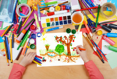 儿童画厨房花园与蔬菜，顶视图手与铅笔画画在纸上，艺术品工作场所