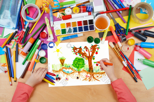 儿童画厨房<strong>花园</strong>与蔬菜，顶视图手与铅笔画画在纸上，艺术品工作场所