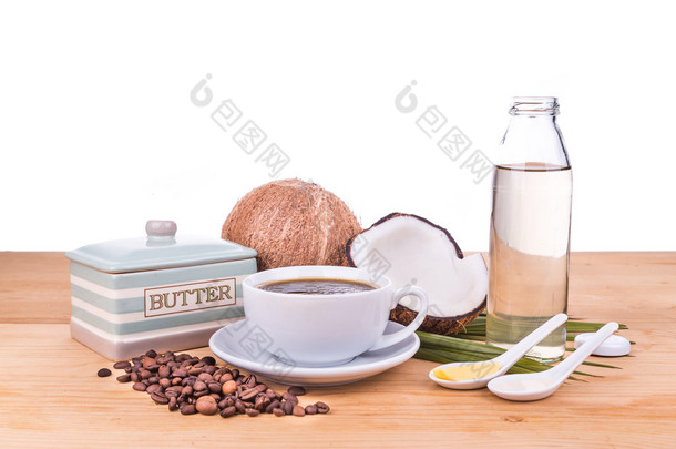 初榨椰子油和有机<strong>黄油</strong>的防弹咖啡 