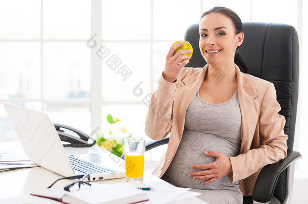 孕妇在办公室.