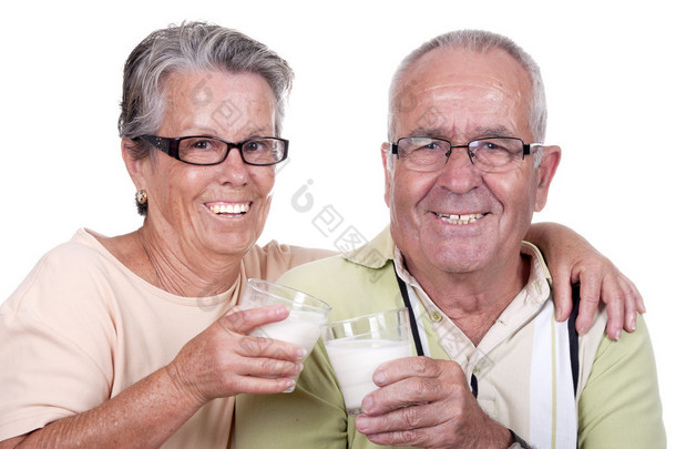 幸福的老夫妇，喝牛奶