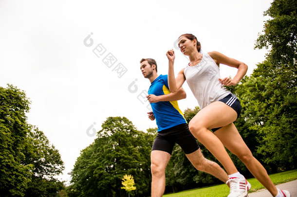 在一起-慢跑运行对年轻夫妇