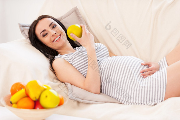 孕妇吃一份水果沙拉
