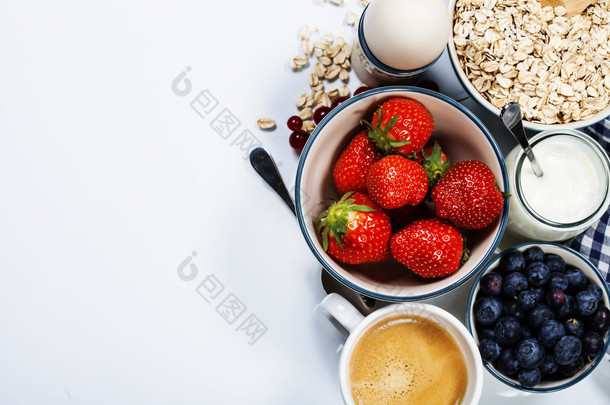 健康早餐-牛奶什锦早餐和浆果
