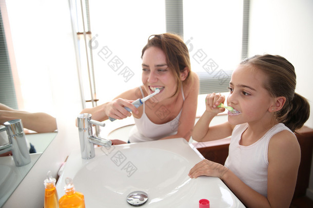 母亲教学女孩刷牙