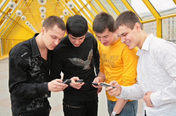 集团的年轻男子用手机
