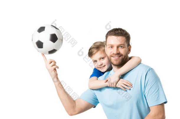 父亲和儿子与足球球合影 