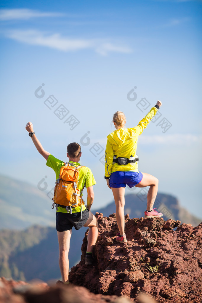 几个徒步旅行者或山中的小径跑步