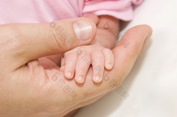 μωρό, ο πατέρας και το χέρι τους