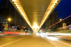 城市夜景: 天桥、 光和疾驰的汽车