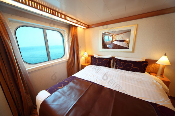 船舶机舱与大双床和窗口与海 summe 观