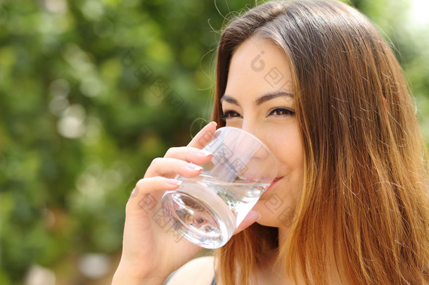 从<strong>一杯</strong>户外幸福的女人<strong>喝</strong>水