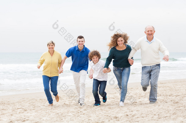 幸福的家庭的 jugging，在沙滩上