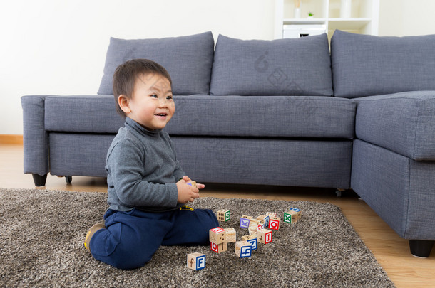 亚洲小男孩玩玩具块