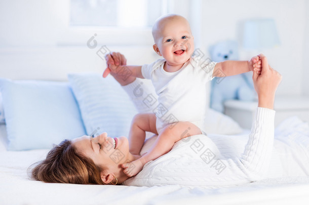 <strong>妈妈</strong>和宝宝在白色的床上