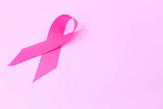 在粉红色的背景，认识乳腺癌癌症概念上的粉红丝带