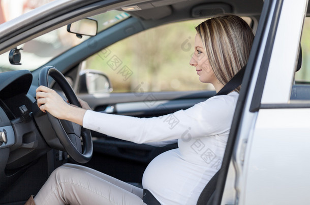 孕妇驾驶她的车