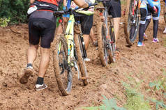 山地自行车自行车骑在泥泞的道路上