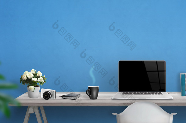 <strong>空白</strong>的屏幕，在办公室桌上的笔记本电脑。在文本的墙上的可用空间。蓝色的背景墙. 