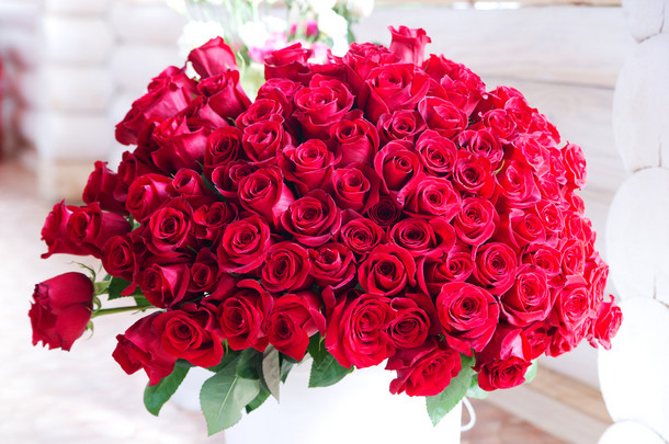 红玫瑰送给情人节花束