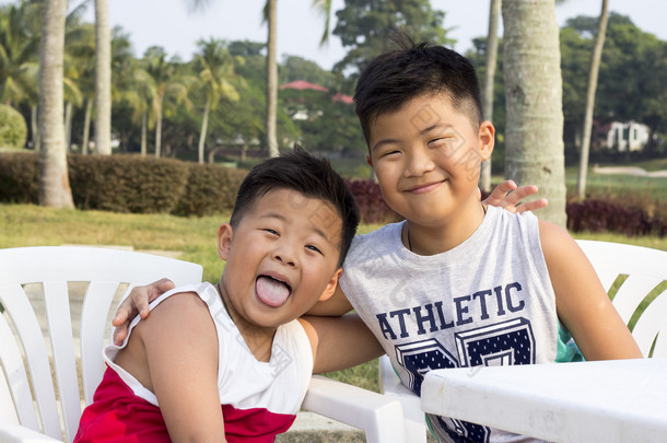 快乐的亚洲<strong>孩子</strong>享受<strong>暑假</strong>，家庭出游旅行旅行与男孩一起休闲乐趣