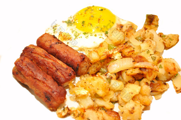 美味的早餐的土豆、 鸡蛋和香肠的链接