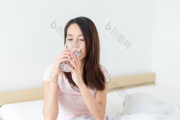亚洲女人喝杯水 