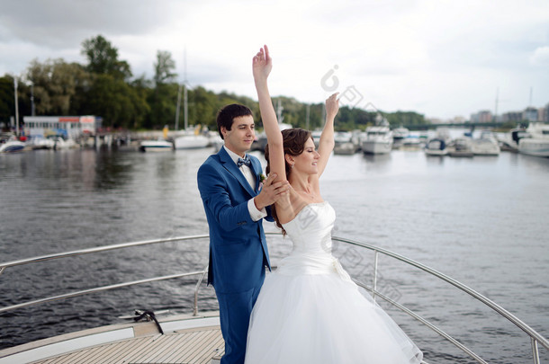 新婚夫妇在游艇上跳舞