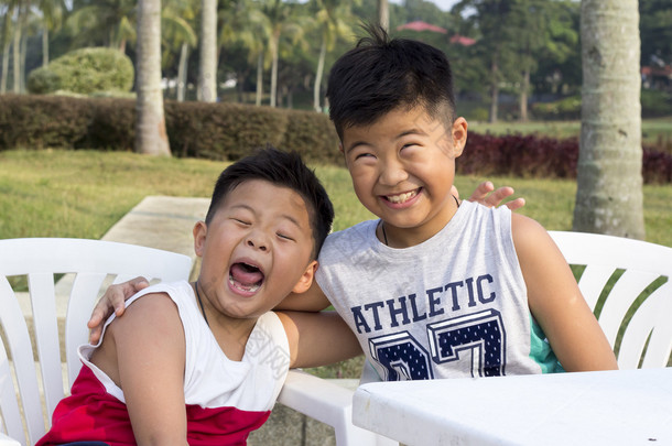 <strong>快乐</strong>的亚洲孩子享受暑假，家庭<strong>出游</strong>旅行旅行与男孩一起休闲乐趣