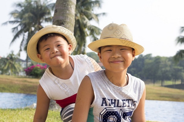 快乐的亚洲孩子享受暑假，家庭<strong>出游</strong>旅行旅行与男孩一起休闲乐趣