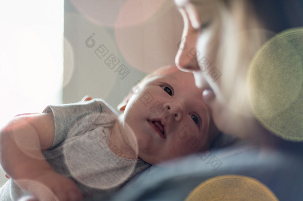 可爱的新生婴儿意甲与粉彩景筛选器