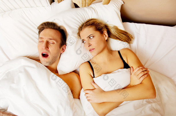 夫妇在床上，女人不能睡觉打鼾的人