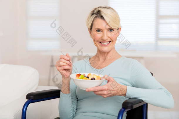 女人吃水果沙拉