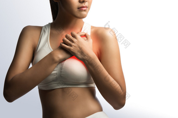 年轻妇女因心脏病发作，年轻人患有<strong>胸部</strong>疼痛，在白色背景与剪切路径