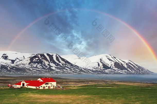 冰岛空地山与彩虹