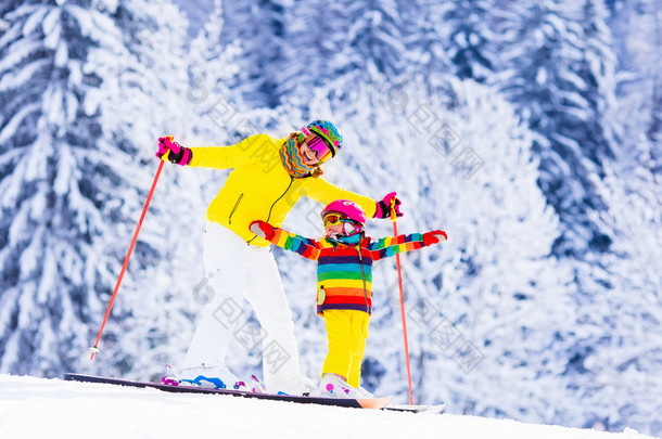 妈妈和小女孩学滑雪