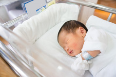 亚洲新生婴儿在医院产房