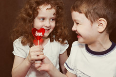 快乐的男孩和女孩与一个甜甜的棒棒糖.