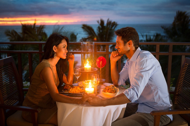 浪漫的情侣吃饭户外